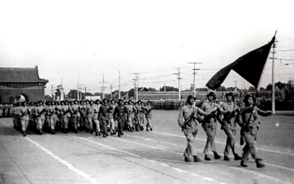 這是1949年10月1日在北京天安門廣場開國大典上拍攝的步兵分列式。新華社發