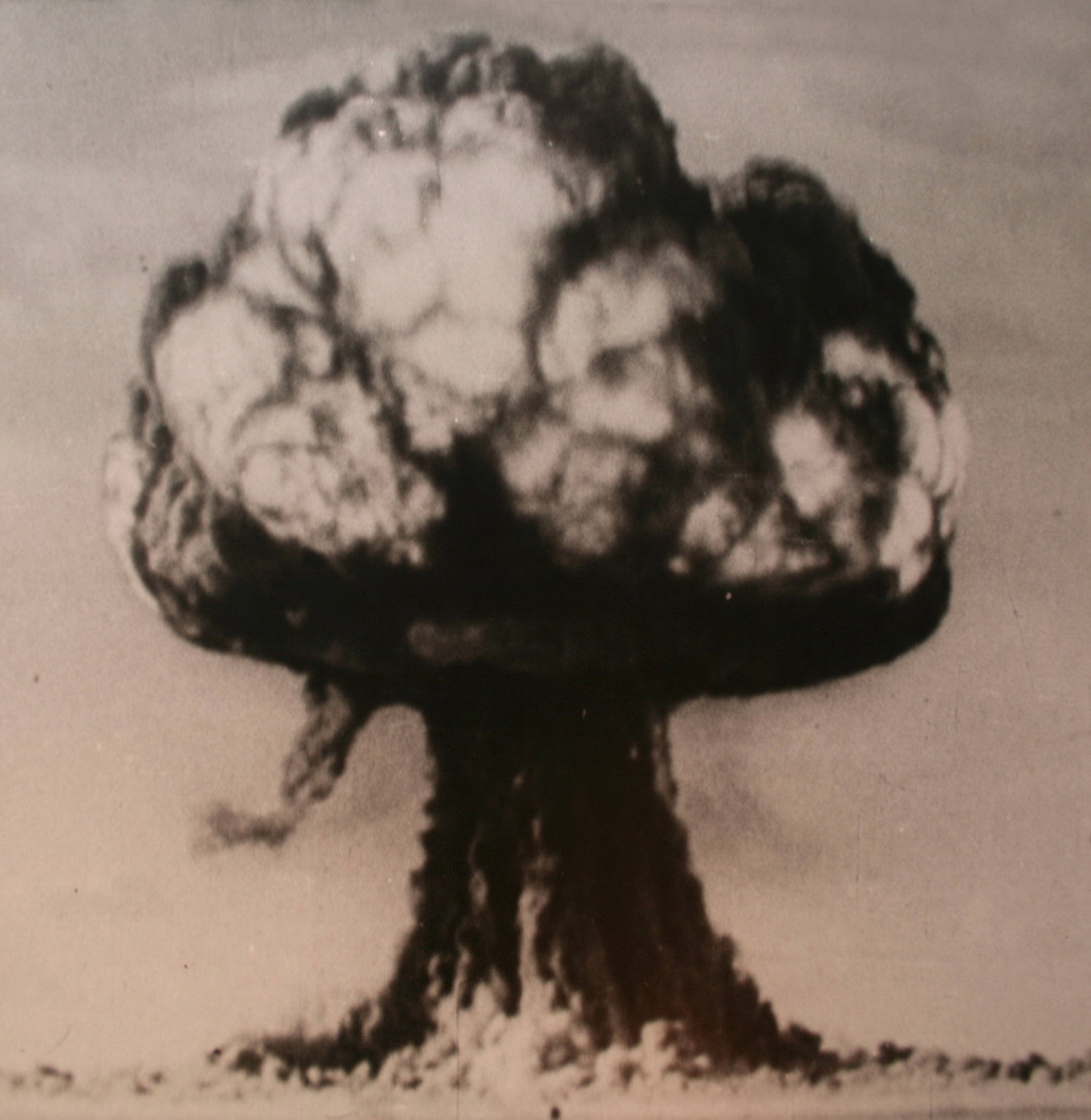 1966年10月27日，中國第一次導彈原子彈結合試驗成功。圖為導彈、原子彈結合實驗爆炸形成的蘑菇雲。新華社發