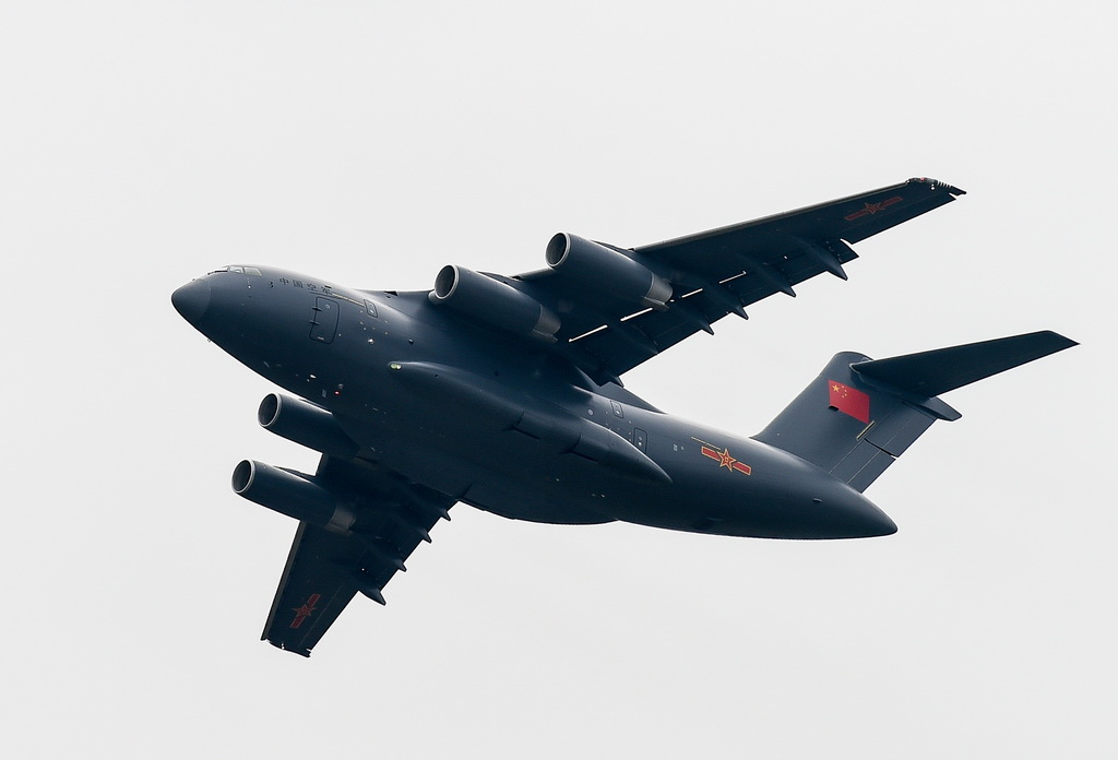 運-20大型運輸機在飛行（2016年11月1日攝）。新華社記者 劉大偉 攝