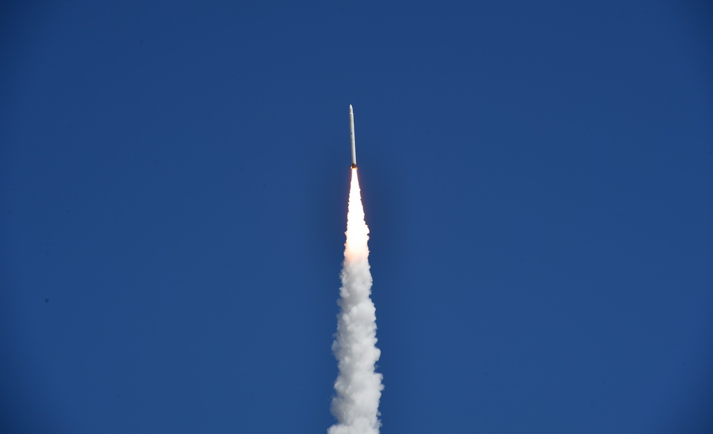 2019年8月17日12時11分，我國在酒泉衛星發射中心用捷龍一號運載火箭，以“一箭三星”方式成功將“千乘一號01星”“星時代-5”衛星和“天啟二號”衛星發射升空，衛星均進入預定軌道。新華社發（汪江波 攝）