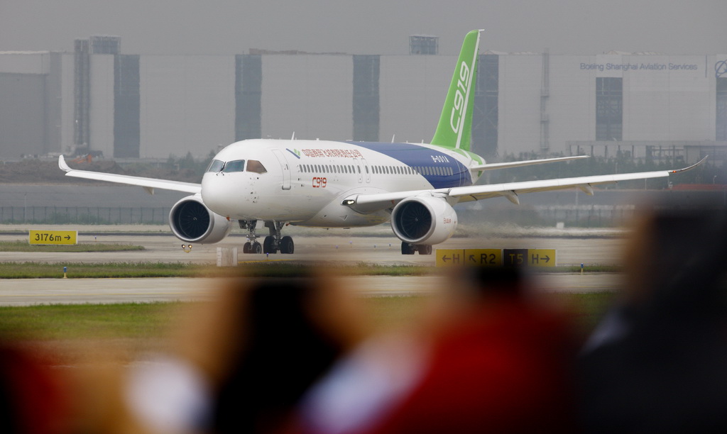 中國首款國際主流水准的干線客機C919在上海浦東國際機場首飛成功（2017年5月5日攝）。新華社記者 方喆 攝