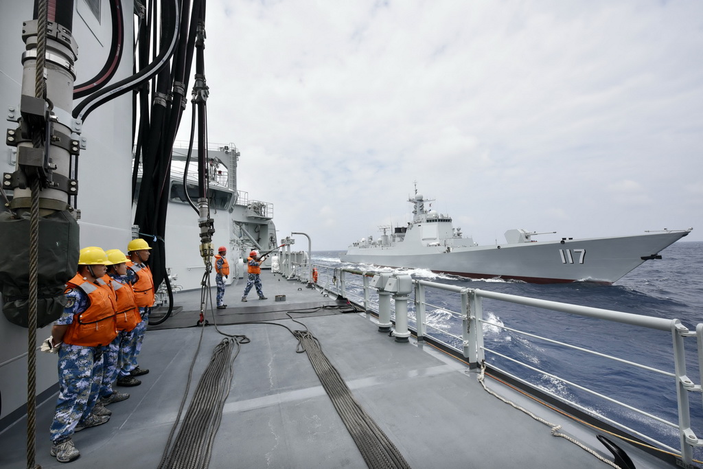 9月3日，可可西裡湖艦（左）為西寧艦實施航行橫向補給。