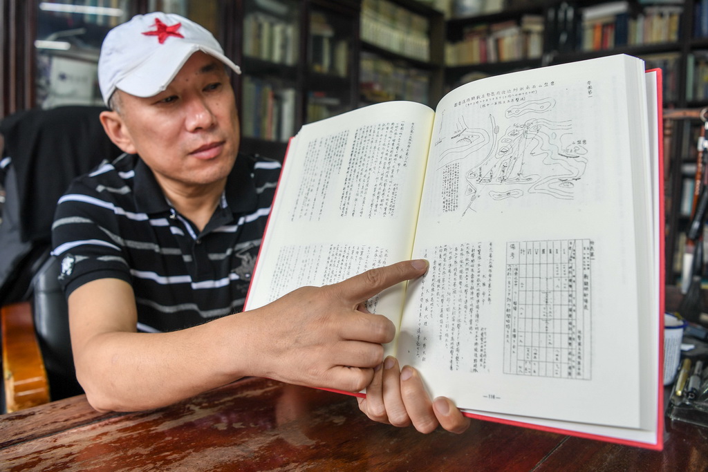 9月3日，南京民間抗日戰爭博物館館長吳先斌展示《迫擊第五大隊毒氣戰相關資料》書中部分內容。