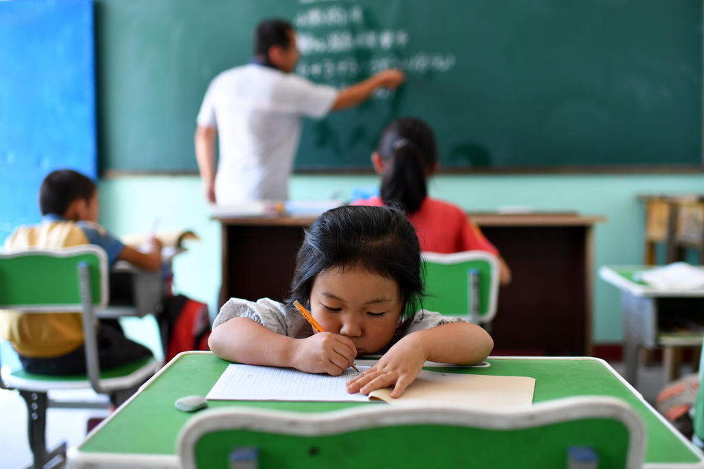 9��2�գ��������Сѧ������ƽ��ʦ�ڸ�ѧ���ϿΣ�ѧǰ�������u��ǰ���ڽ�������������ҵ��