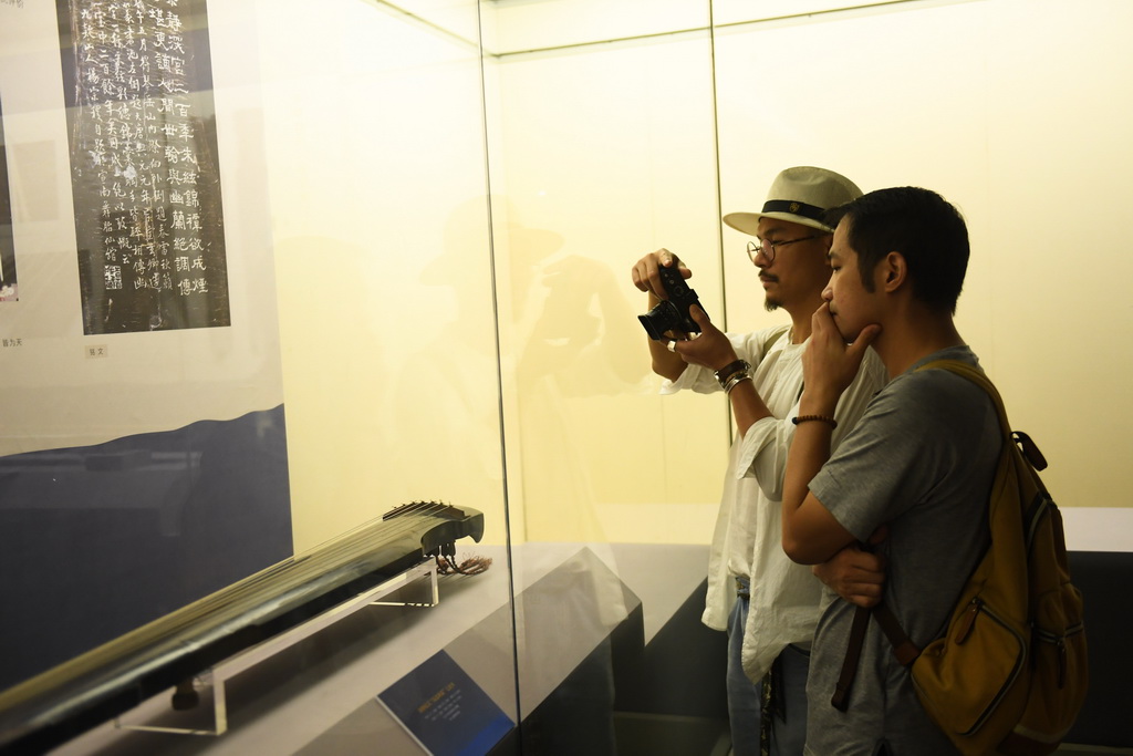 9月6日，觀眾在浙江省博物館參觀一張唐琴。