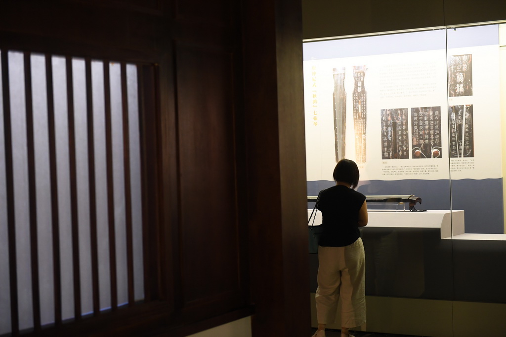 9月6日，觀眾在浙江省博物館參觀一張唐琴。