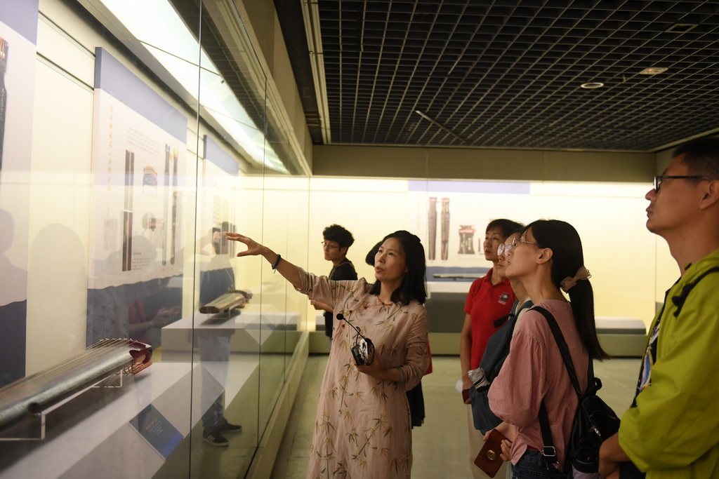 9月6日，觀眾在浙江省博物館參觀北宋時代的古琴。