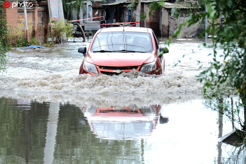 9月8日，一輛汽車在船廠社區的航務街，淌水駛過。