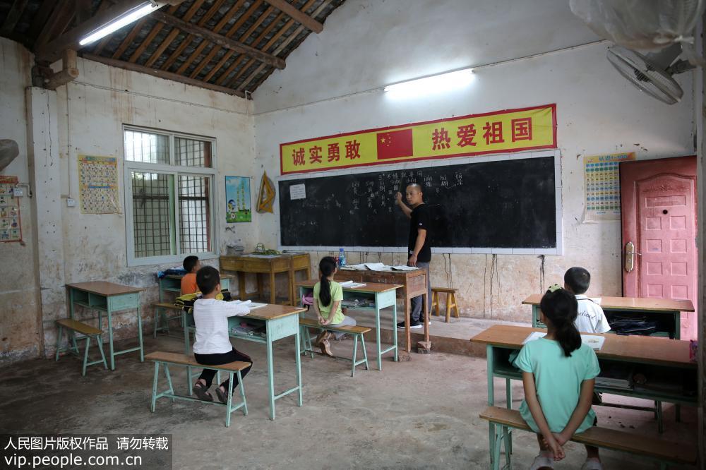 2019年9月9日，在四川省內江市東興區平坦鎮石院小學，教師張永康正在上課。