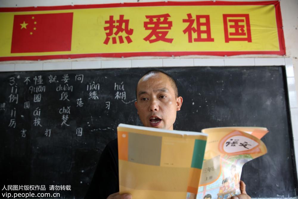 2019年9月9日，在四川省內江市東興區平坦鎮石院小學，教師張永康正在上課。