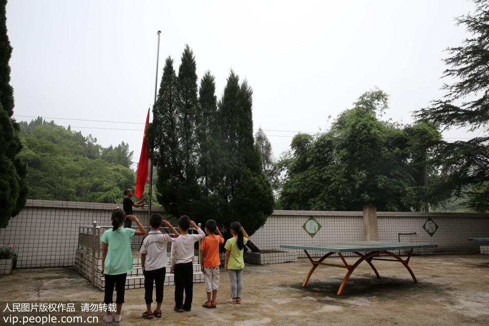 2019年9月9日，在四川省內江市東興區平坦鎮石院小學，張永康和他的五個學生正在進行升旗儀式。