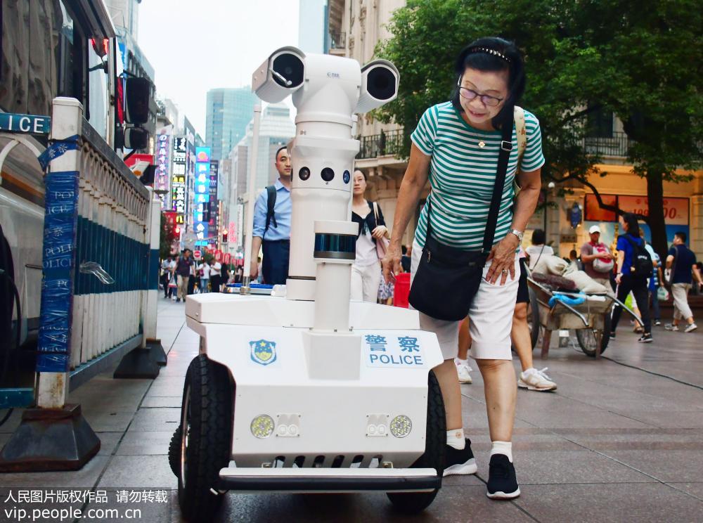 9月9日，申城首位機器人“警察”在南京路步行街上崗巡邏，引來不少路人游客的好奇觀看。