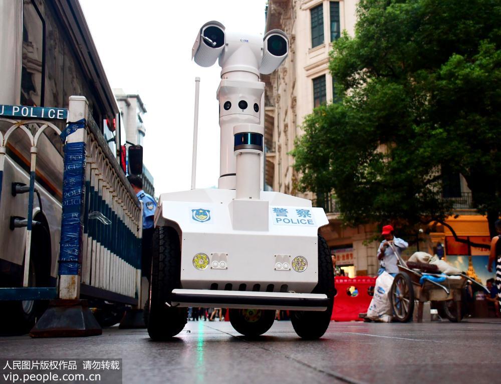 9月9日，申城首位機器人“警察”在南京路步行街上崗巡邏，引來不少路人游客的好奇觀看。