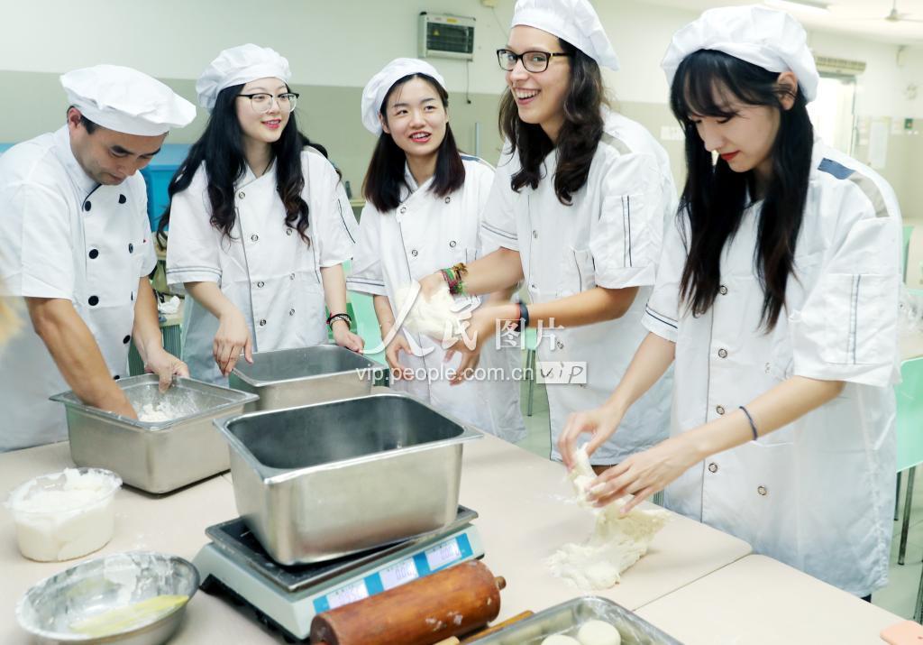9月10日，江蘇省蘇州市金閶實驗小學校的老師和蘇州大學海外教育學院的留學生在一起做月餅，歡度教師節。