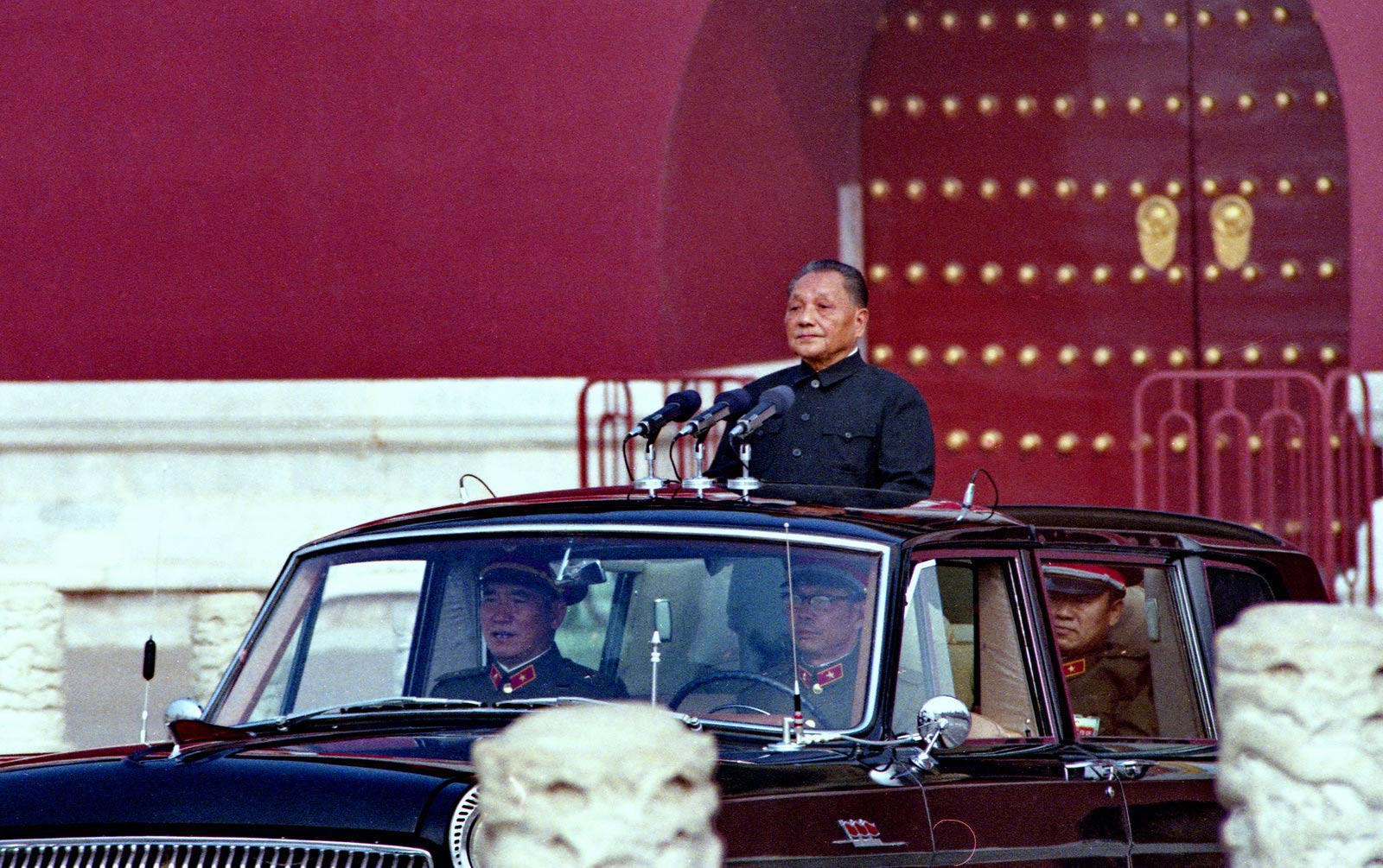 1984年，中华人民共和国国庆35周年阅兵在北京举行。图为中央军委主席邓小平乘红旗车驶过金水桥检阅受阅部队。 乔天富摄
