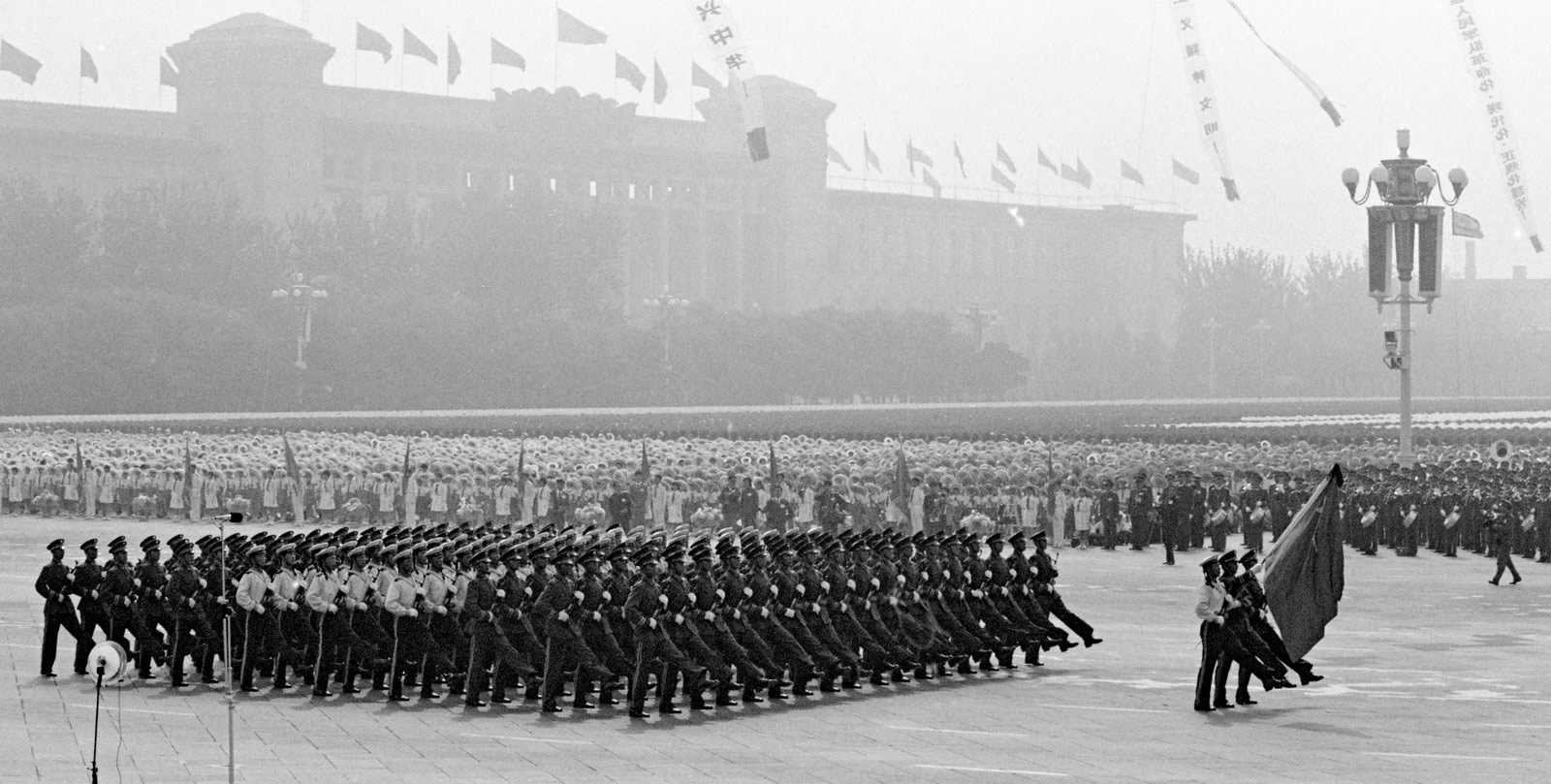 1984年，中华人民共和国国庆35周年阅兵在北京举行。图为三军仪仗队方队通过天安门。 乔天富摄