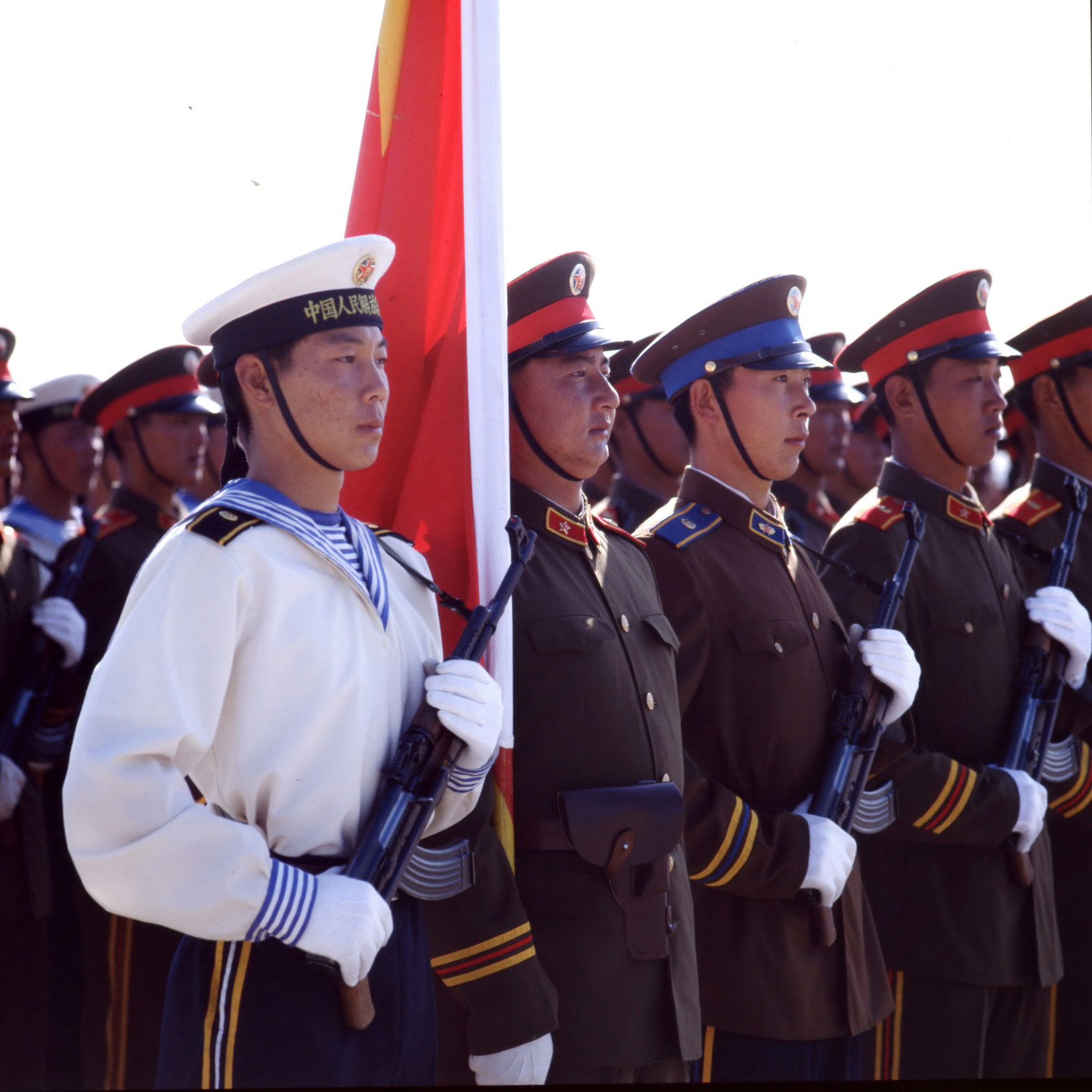 1984年，中华人民共和国国庆35周年阅兵在北京举行。图为三军仪仗队方队。这是指战员身着"八五"式军服第一次公开亮相。 乔天富摄