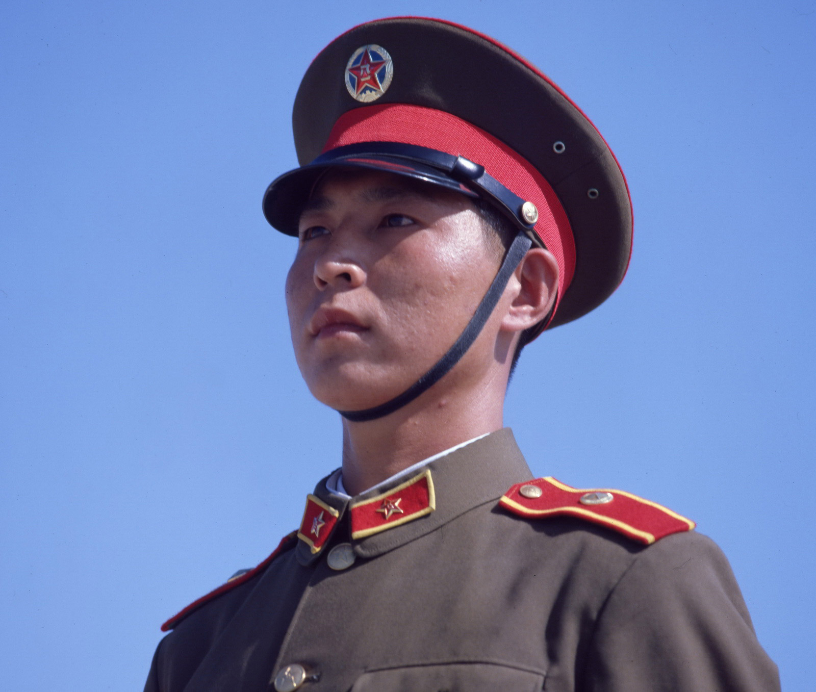 1984年，中华人民共和国国庆35周年阅兵在北京举行。图为三军仪仗队方队礼兵。 乔天富摄