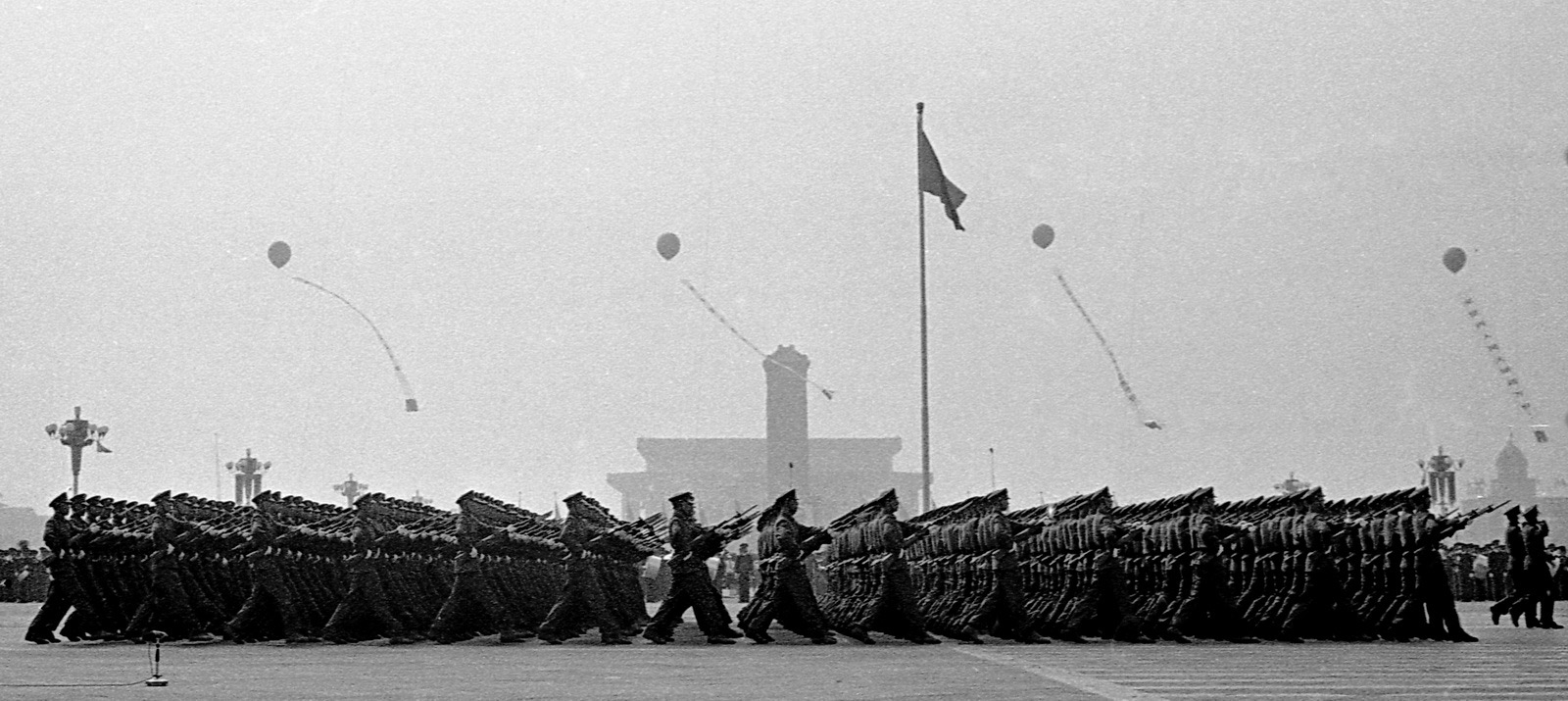 1984年，中华人民共和国国庆35周年阅兵在北京举行。图为由战功卓著的英雄部队组成的步兵方队通过天安门。 乔天富摄