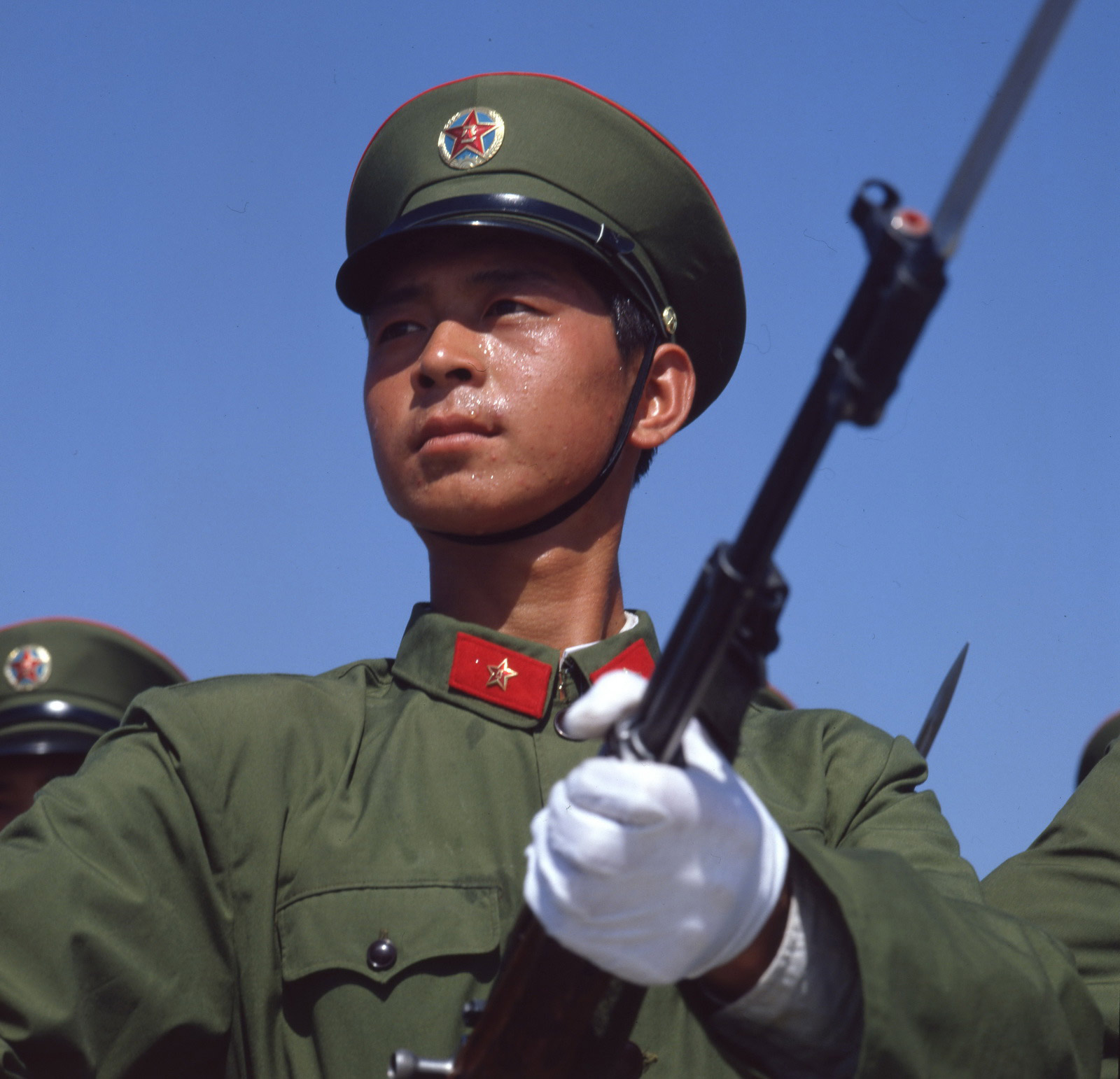 1984年，中华人民共和国国庆35周年阅兵在北京举行。图为由战功卓著的英雄部队组成的步兵方队中英武的士兵。 乔天富摄