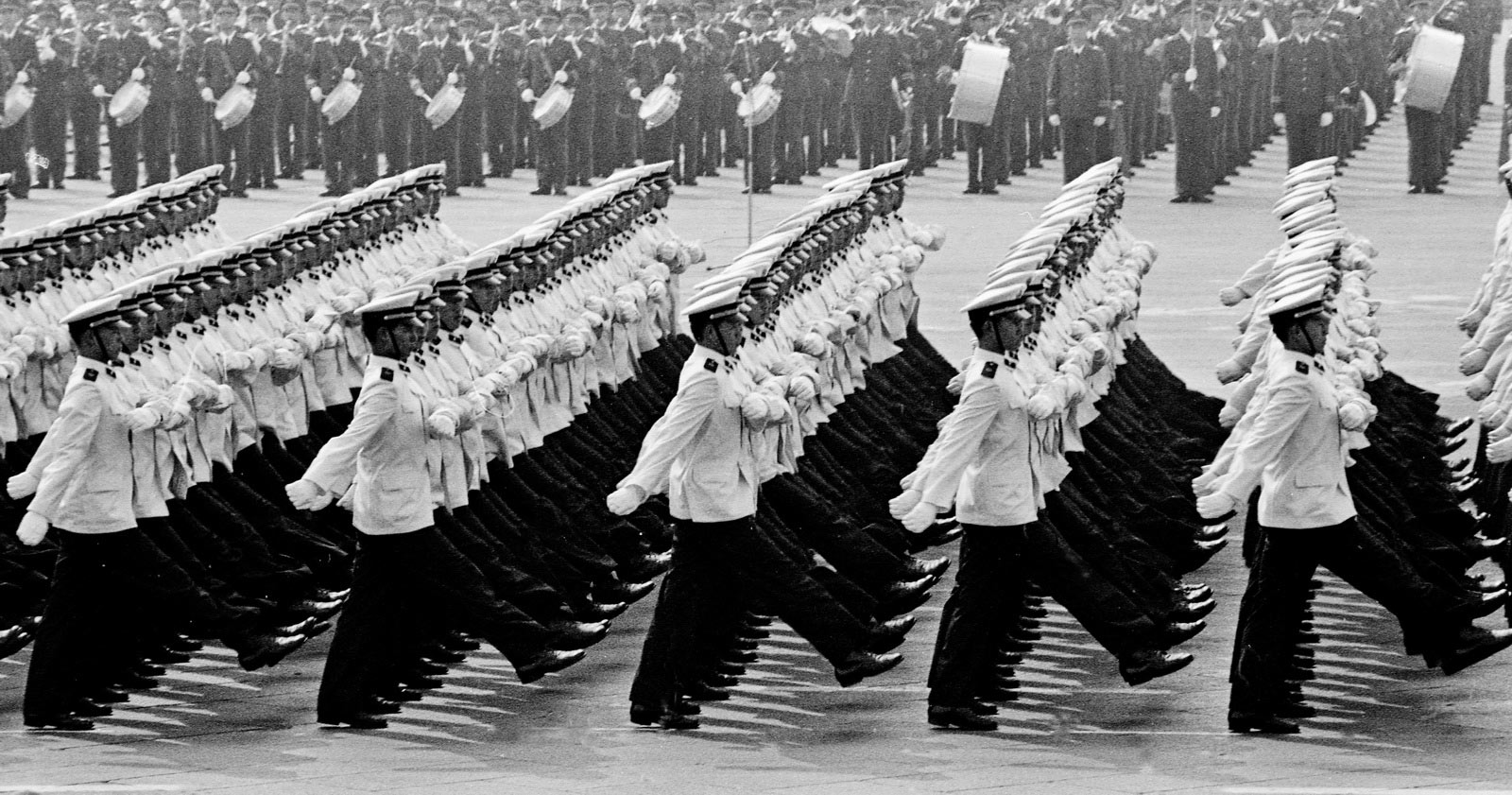 1984年，中华人民共和国国庆35周年阅兵在北京举行。图为海军学院方队通过天安门。 乔天富摄