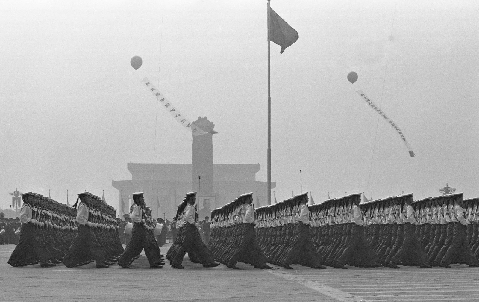 1984年，中华人民共和国国庆35周年阅兵在北京举行。图为海军水兵方队通过天安门。 乔天富摄