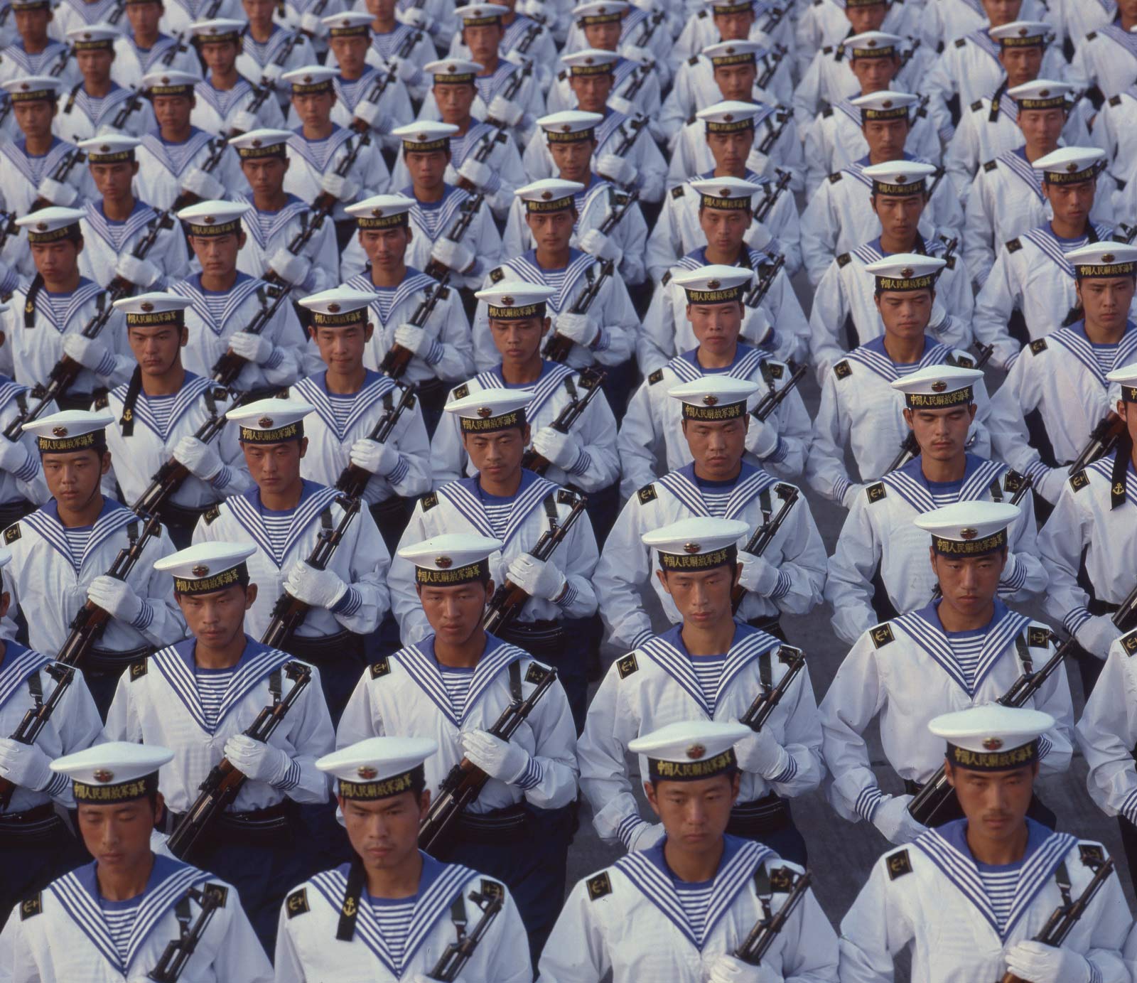1984年，中华人民共和国国庆35周年阅兵在北京举行。图为海军水兵方队。 乔天富摄
