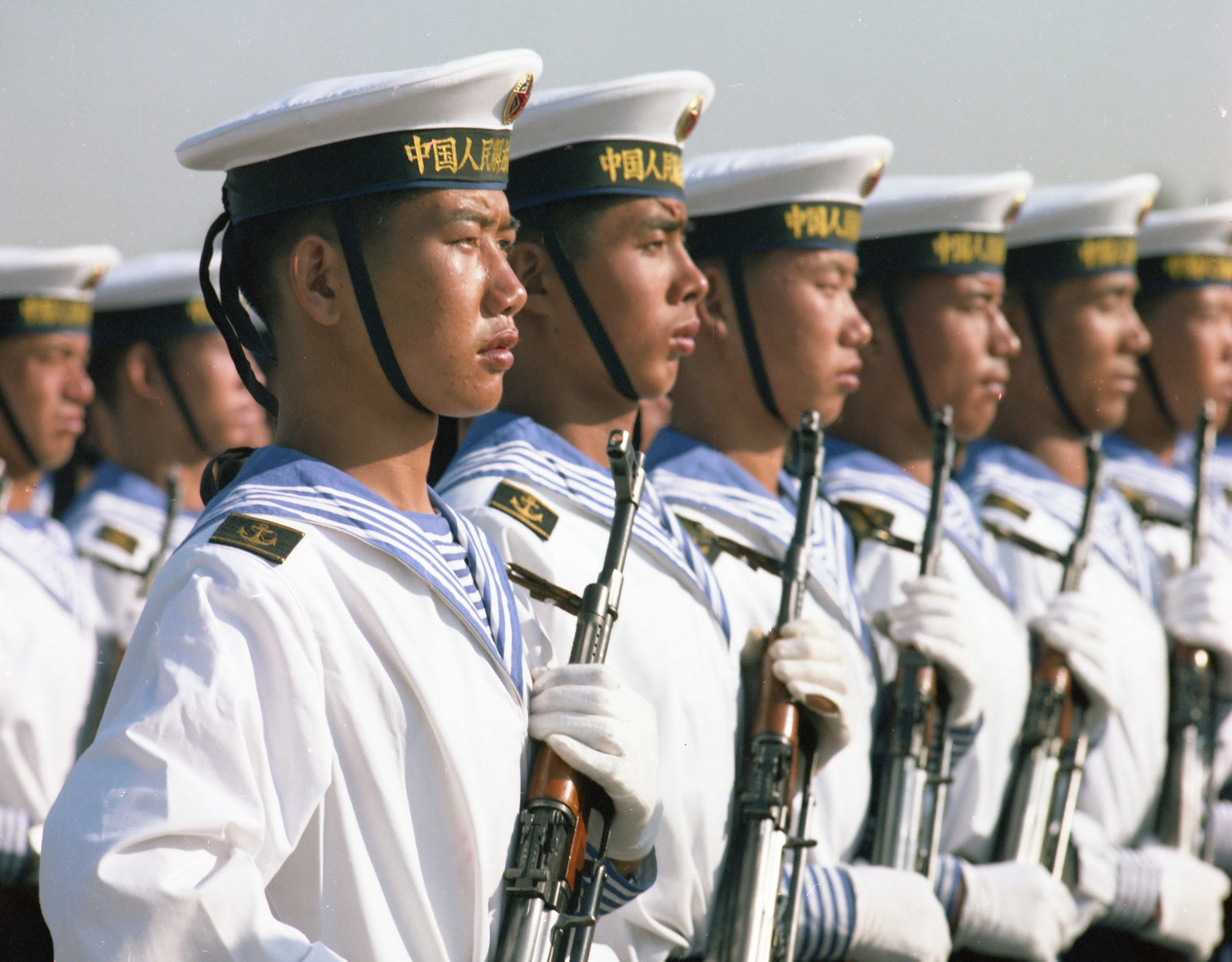 1984年，中华人民共和国国庆35周年阅兵在北京举行。图为海军水兵方队。 乔天富摄
