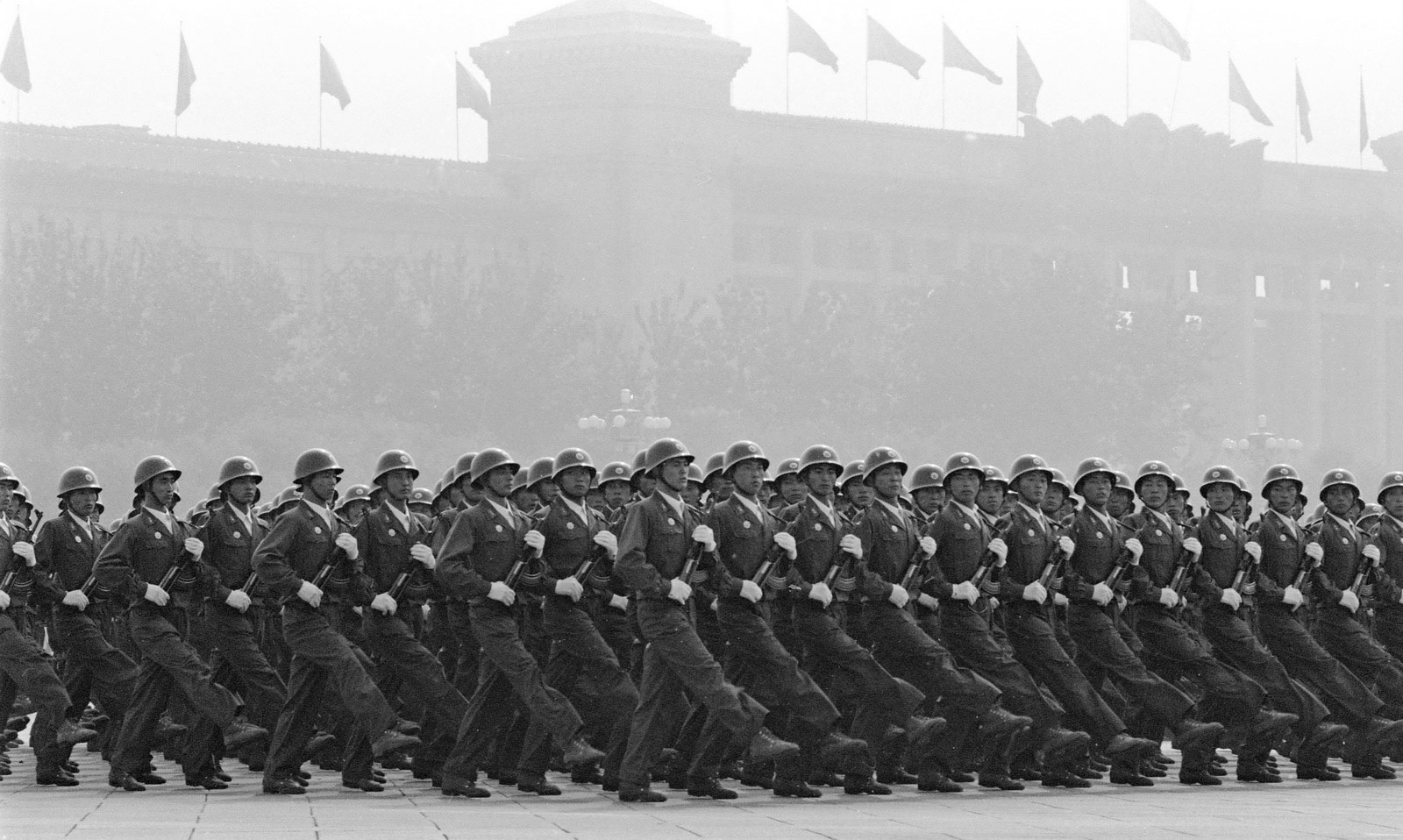 1984年，中华人民共和国国庆35周年阅兵在北京举行。图为由“黄继光连”和“上甘岭特功八连”组成的空军空降兵方队通过天安门广场。乔天富摄