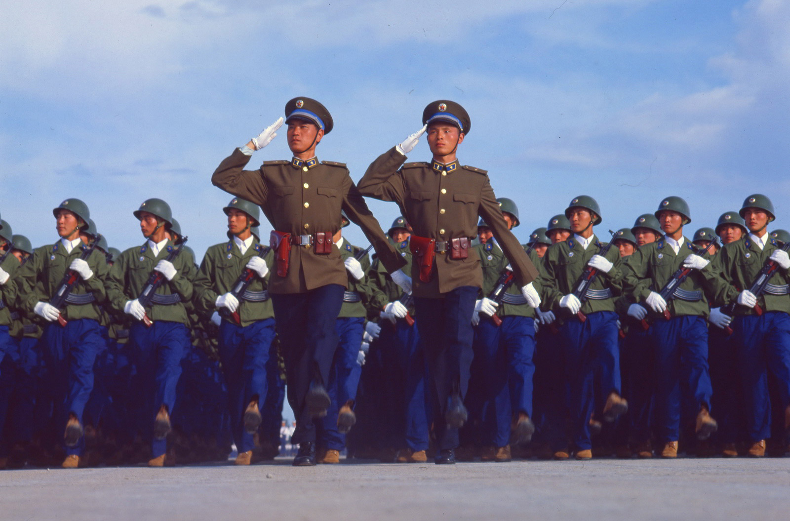 1984年，中华人民共和国国庆35周年阅兵在北京举行。图为空军空降兵方队。 乔天富摄
