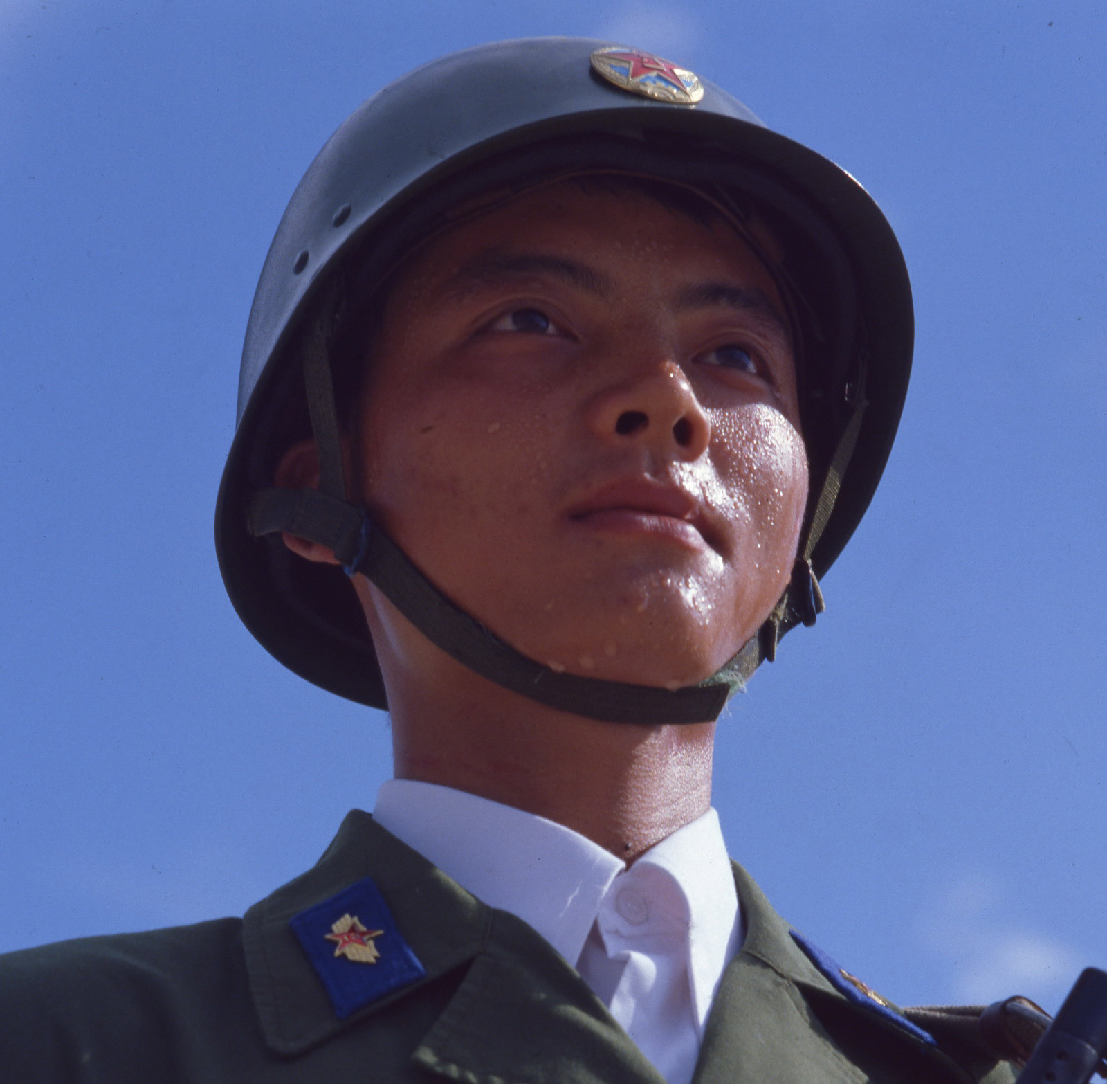 1984年，中華人民共和國國慶35周年閱兵在北京舉行。圖為空軍空降兵方隊英武的士兵。 喬天富攝