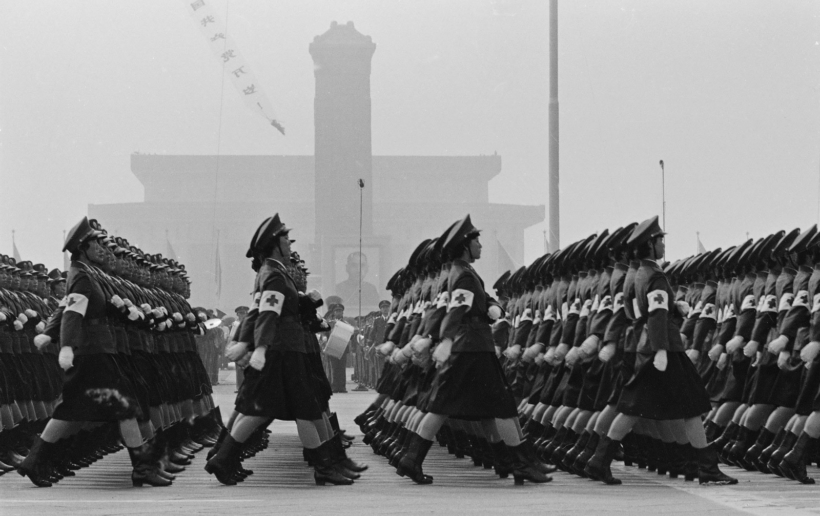 1984年，中华人民共和国国庆35周年阅兵在北京举行。图为女卫生兵方队通过天安门广场。这是新中国国庆阅兵中第一次出现女兵。 乔天富摄