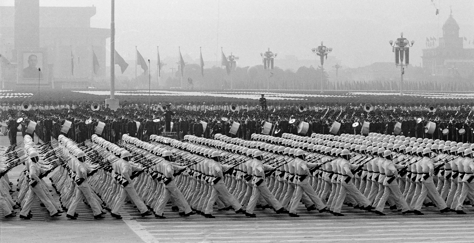 1984年，中华人民共和国国庆35周年阅兵在北京举行。图为男民兵方队通过天安门广场。 乔天富摄