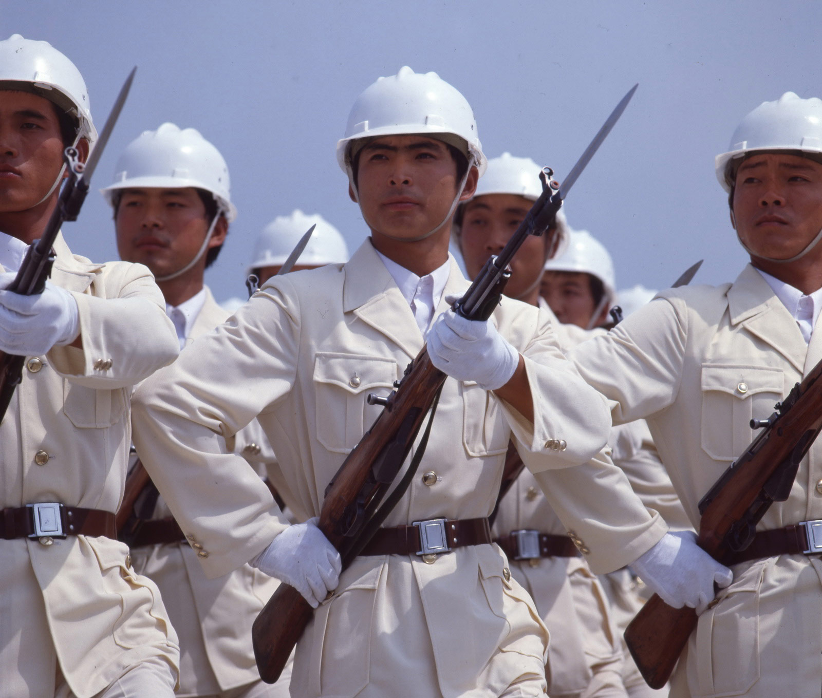 1984年，中华人民共和国国庆35周年阅兵在北京举行。图为男民兵方队。 乔天富摄