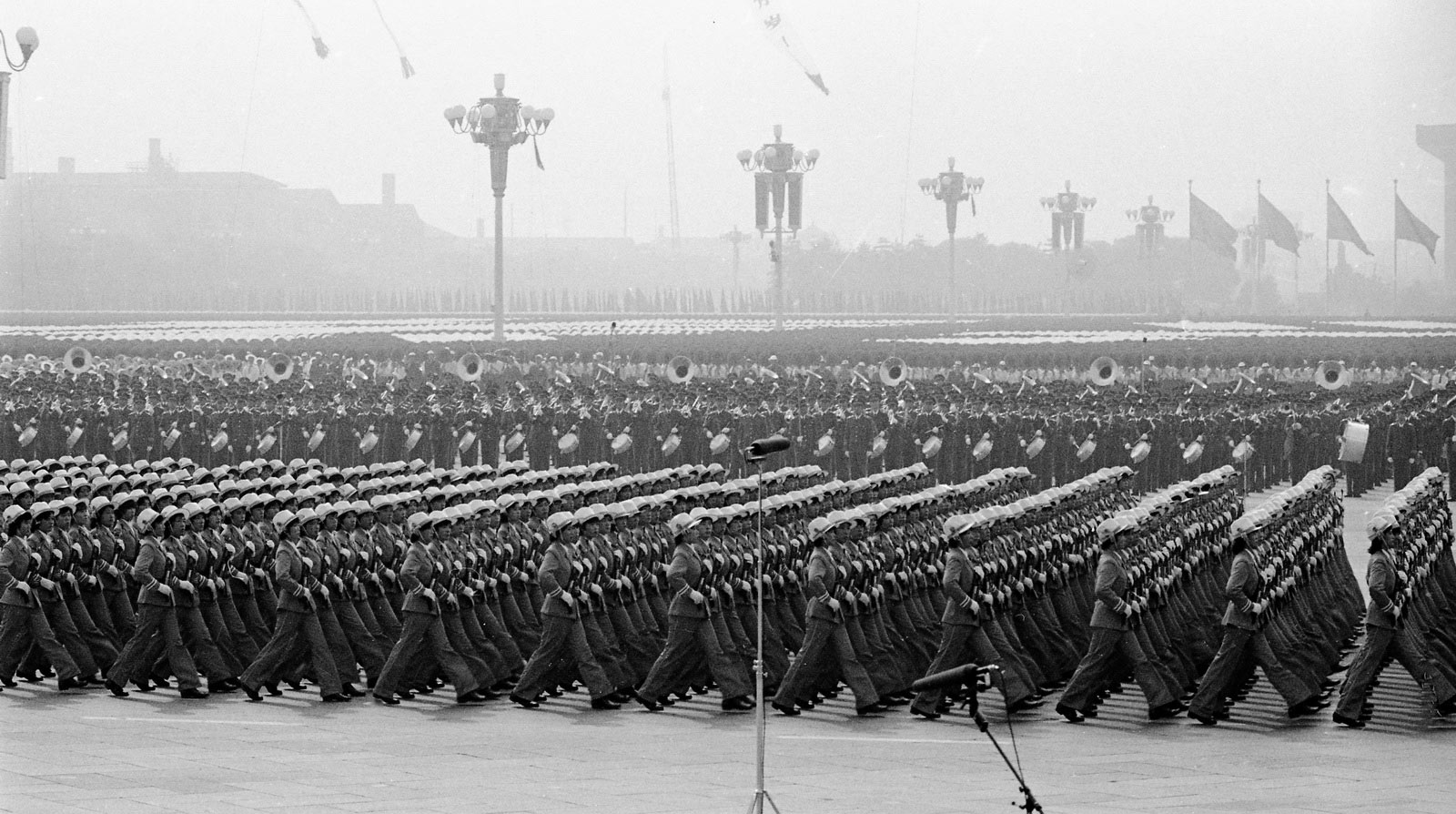 1984年，中华人民共和国国庆35周年阅兵在北京举行。图为女民兵方队通过天安门。 乔天富摄