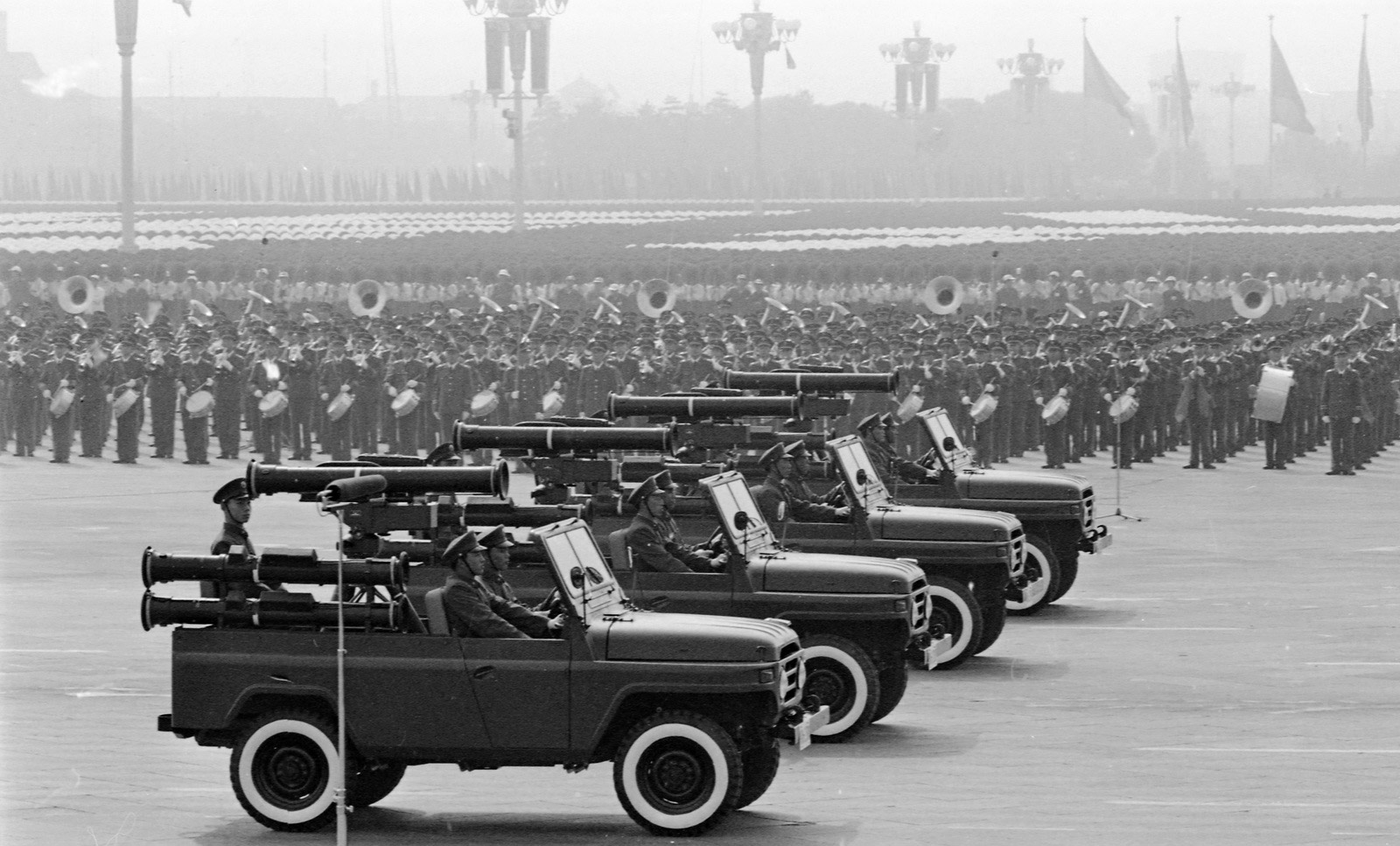 1984年，中华人民共和国国庆35周年阅兵在北京举行。图为反坦克导弹方队通过天安门。 乔天富摄