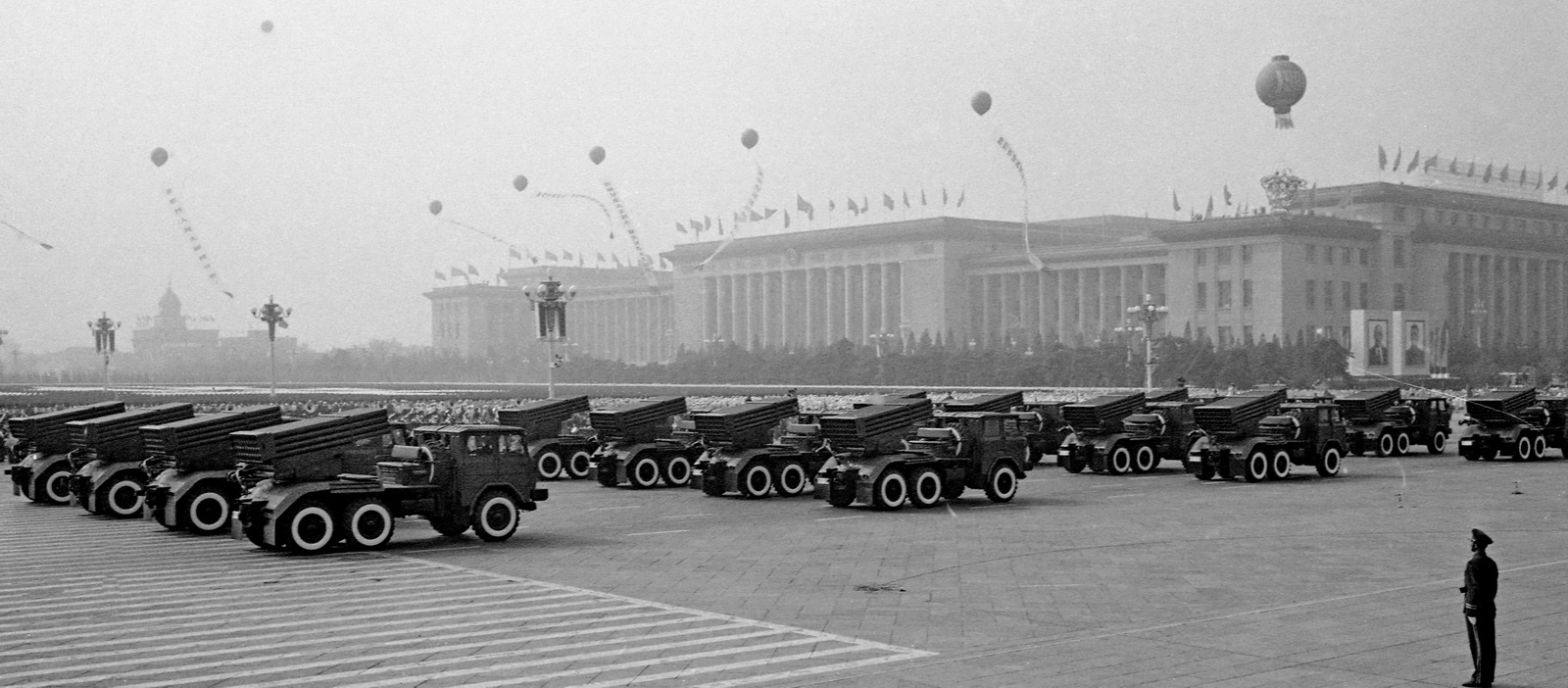 1984年，中华人民共和国国庆35周年阅兵在北京举行。图为40管122火箭炮方队通过天安门。 乔天富摄