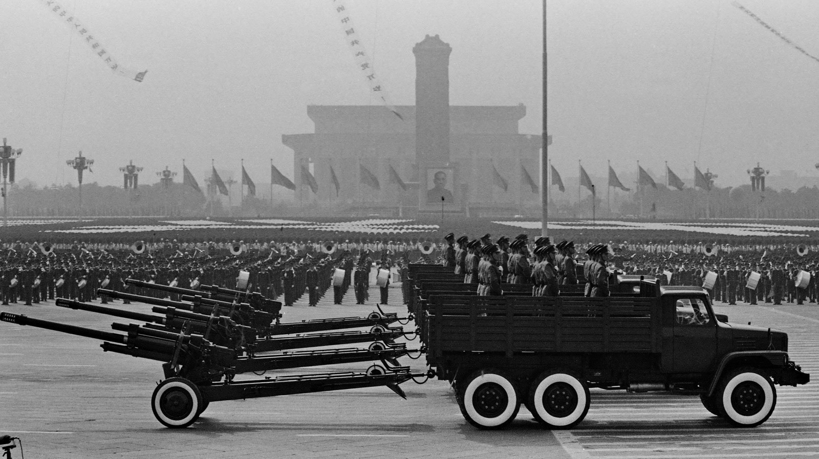 1984年，中华人民共和国国庆35周年阅兵在北京举行。图为122毫米榴弹炮方队通过天安门。 乔天富摄