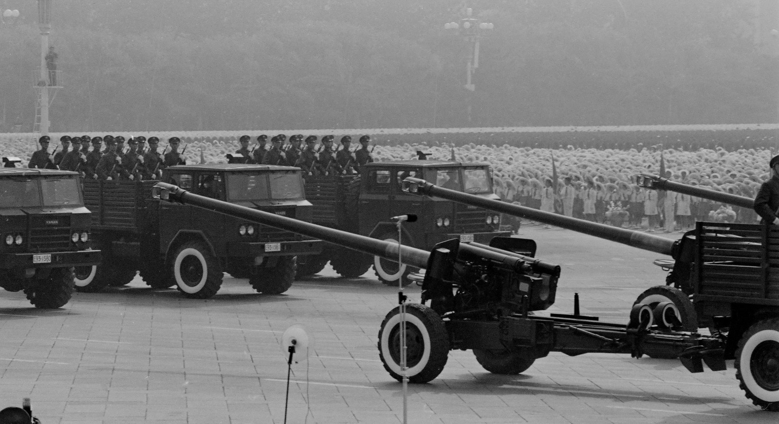 1984年，中华人民共和国国庆35周年阅兵在北京举行。图为130毫米加农炮方队通过天安门。 乔天富摄