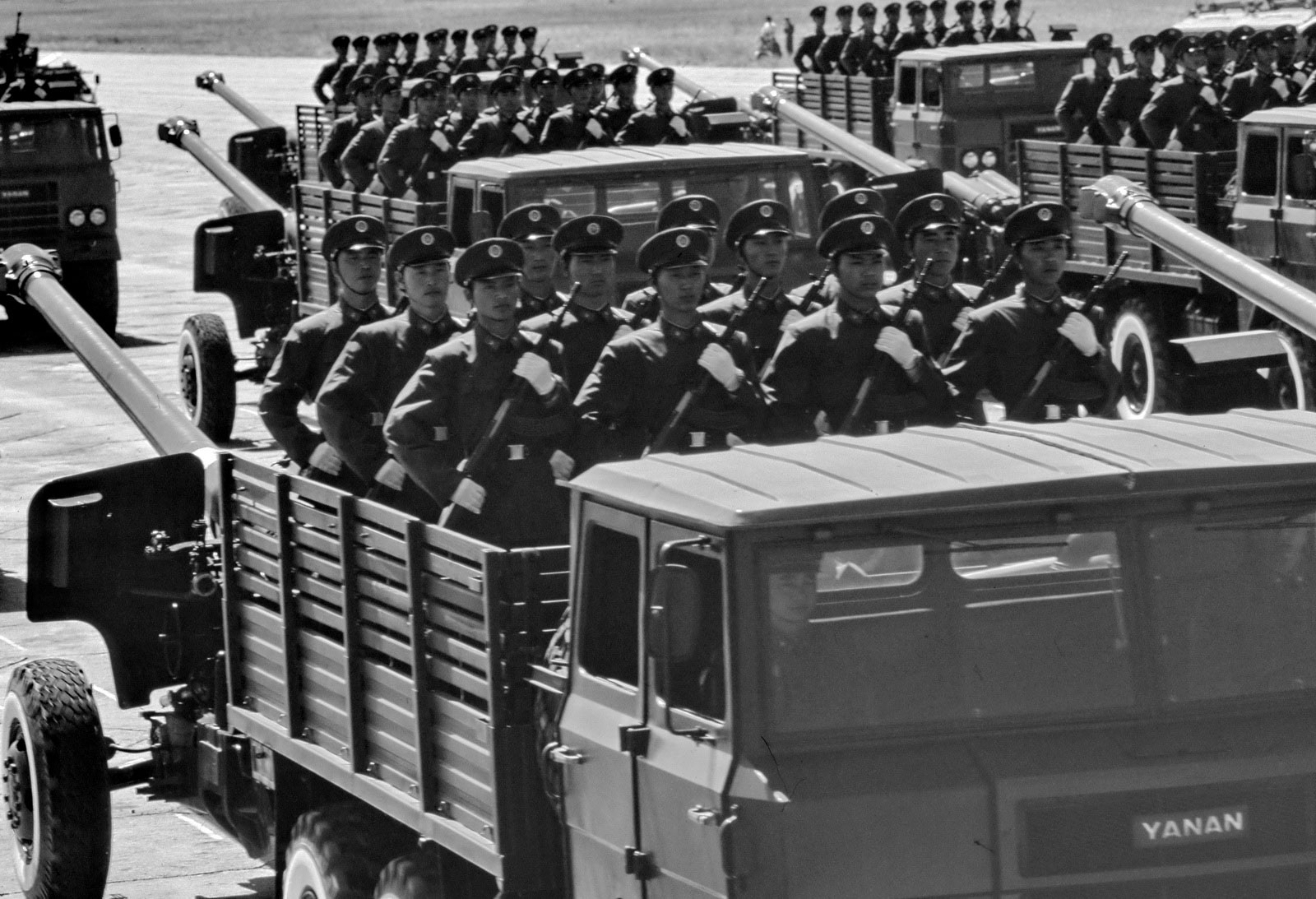 1984年，中华人民共和国国庆35周年阅兵在北京举行。图为130毫米加农炮方队。 乔天富摄