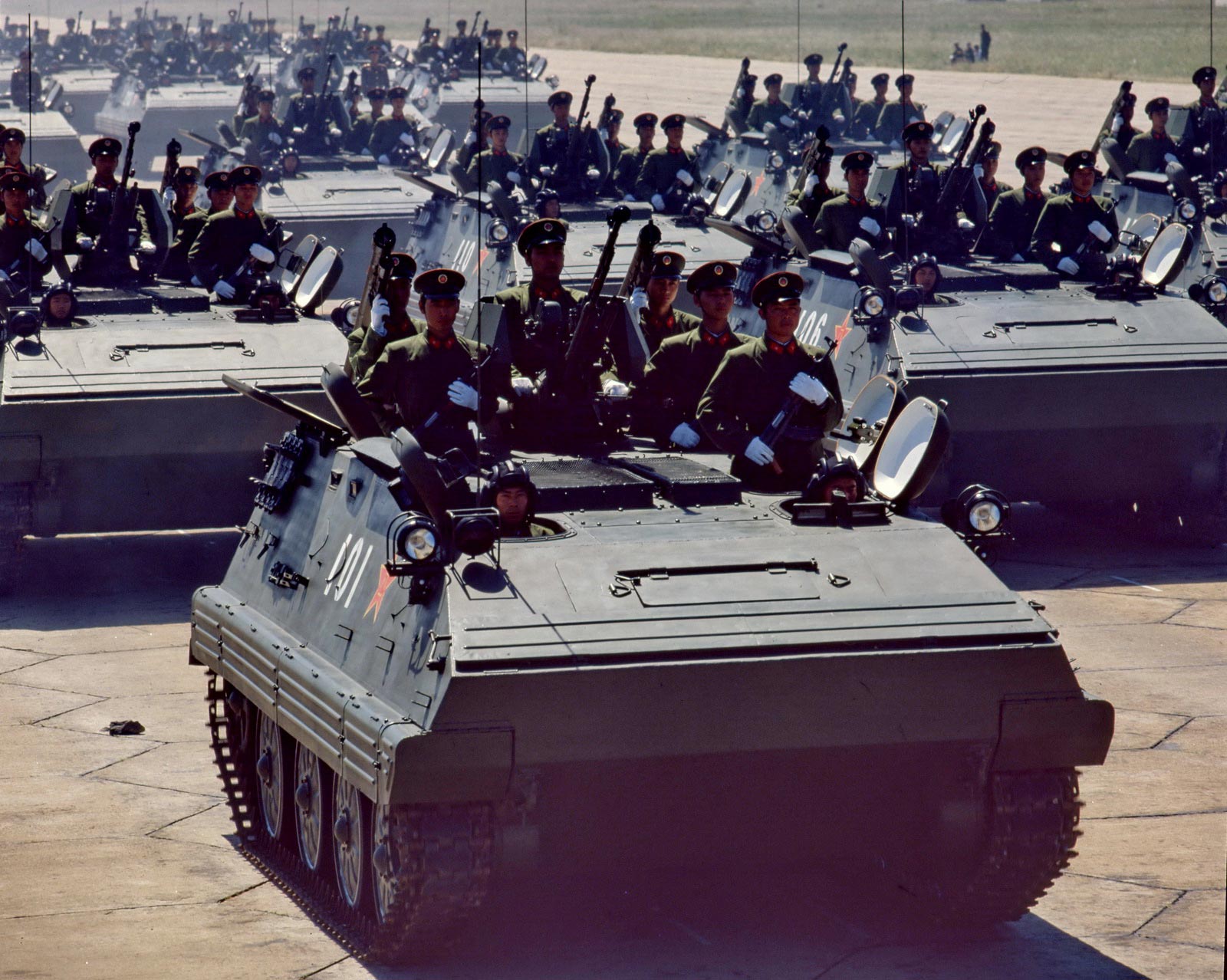 1984年，中华人民共和国国庆35周年阅兵在北京举行。图为步兵战斗车方队。 乔天富摄