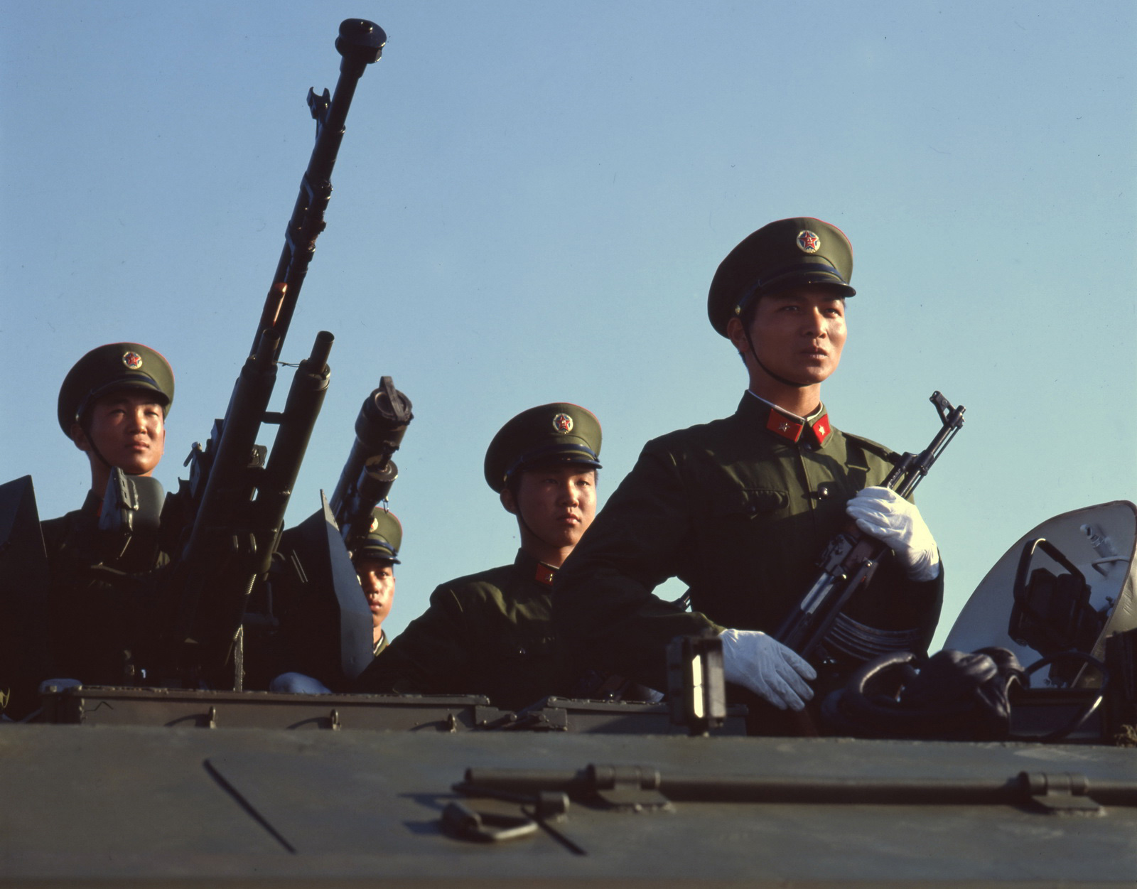 1984年，中华人民共和国国庆35周年阅兵在北京举行。图为步兵战斗车方队通过天安门。 乔天富摄