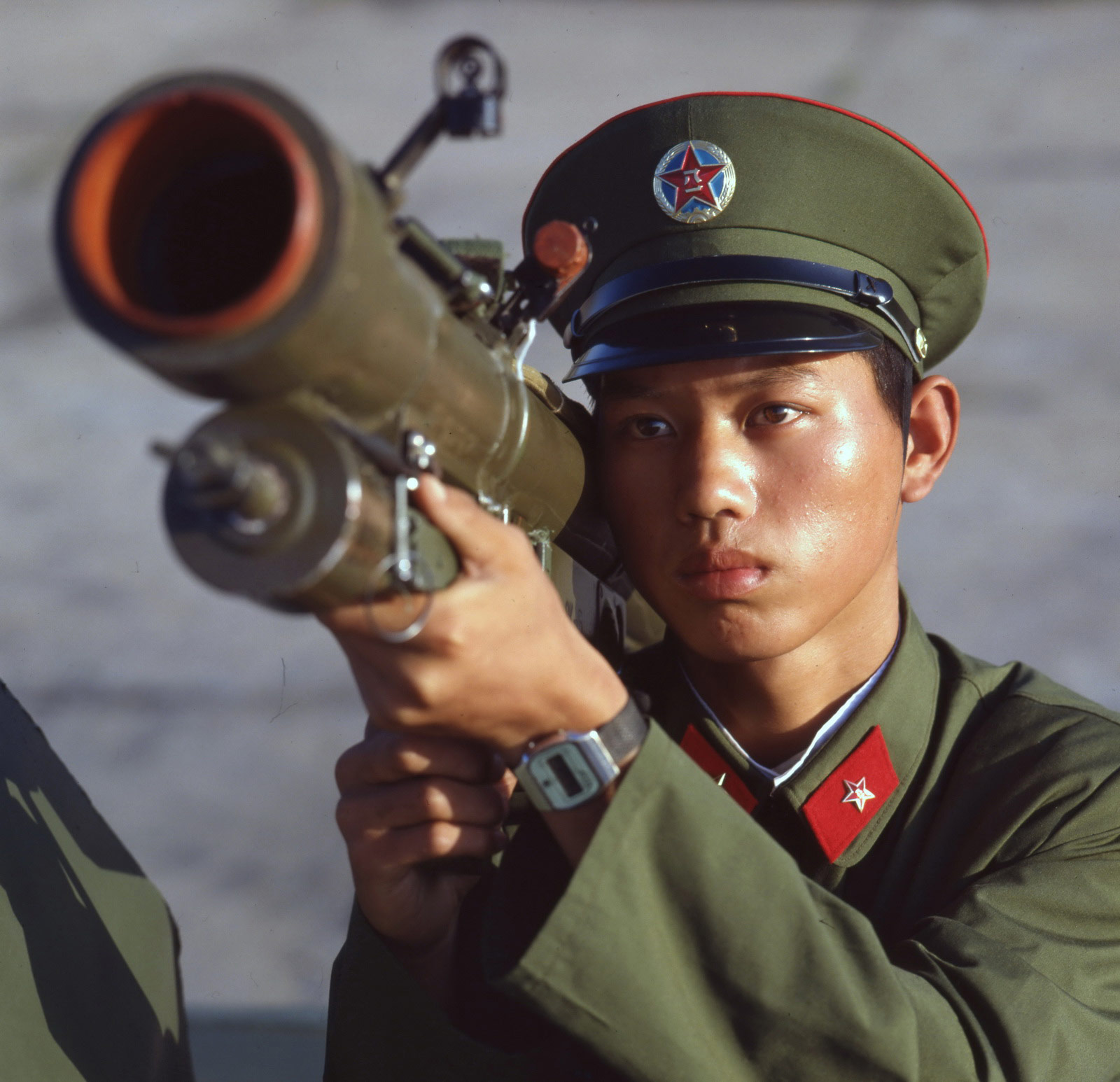 1984年，中华人民共和国国庆35周年阅兵在北京举行。图为步兵战斗车方队中肩扛导弹发射筒的士兵。 乔天富摄