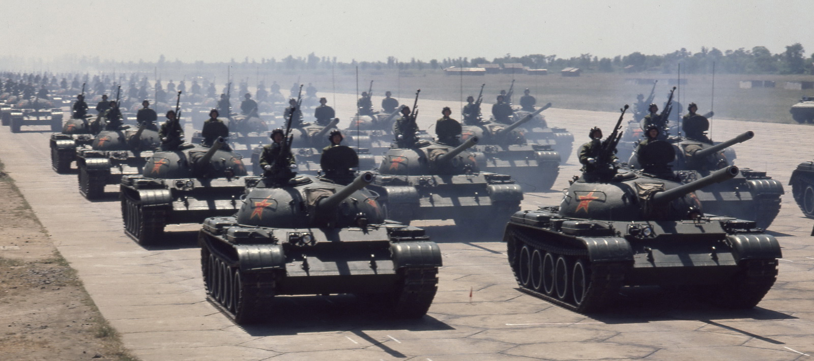1984年，中华人民共和国国庆35周年阅兵在北京举行。图为坦克方队。 乔天富摄