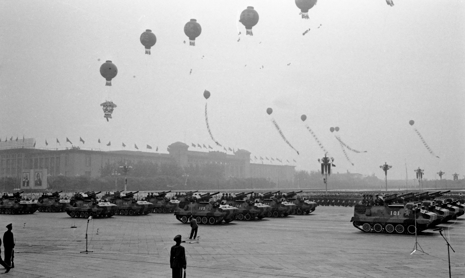 1984年，中华人民共和国国庆35周年阅兵在北京举行。图为装甲自行122榴弹炮方队通过天安门。 乔天富摄