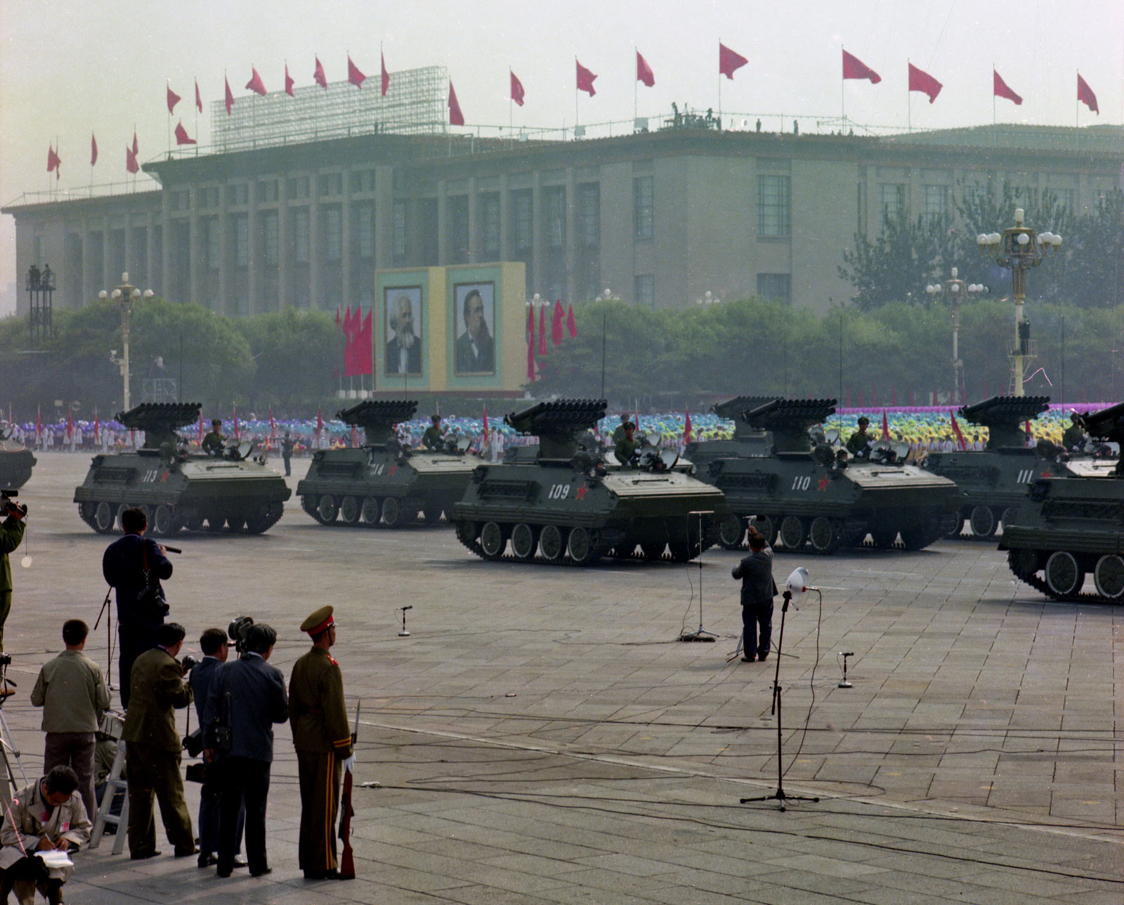 1984年，中华人民共和国国庆35周年阅兵在北京举行。图为装甲自行火箭炮方队通过天安门。 乔天富摄