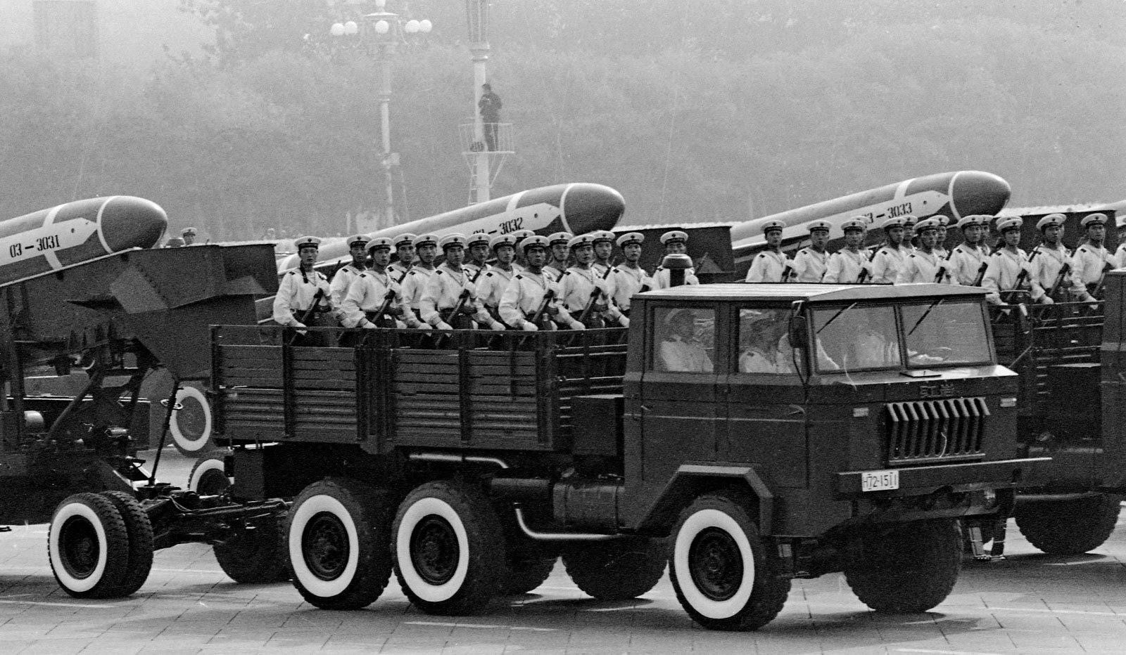 1984年，中华人民共和国国庆35周年阅兵在北京举行。图为海军导弹方队通过天安门。 乔天富摄