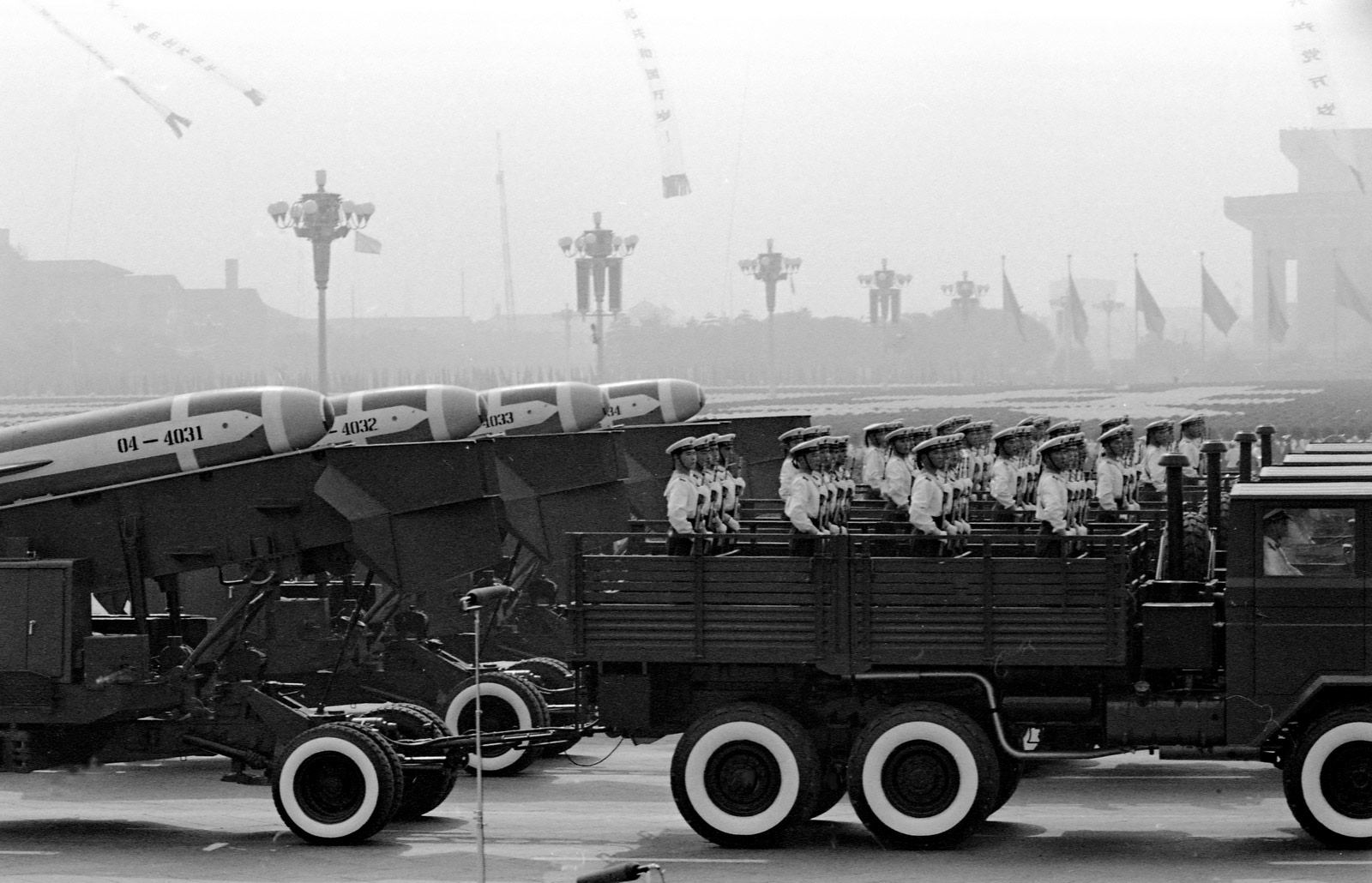 1984年，中华人民共和国国庆35周年阅兵在北京举行。图为海军导弹方队通过天安门。 乔天富摄