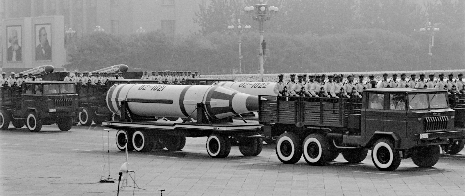 1984年，中华人民共和国国庆35周年阅兵在北京举行。图为海军导弹方队装载着潜艇水下发射的潜地导弹通过天安门。 乔天富摄