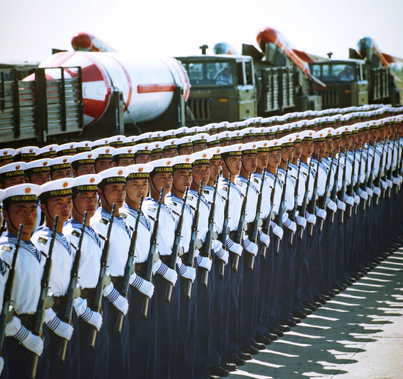 1984年，中华人民共和国国庆35周年阅兵在北京举行。图为海军导弹方队装载着潜艇水下发射的潜地导弹和舰对舰导弹列阵。 乔天富摄